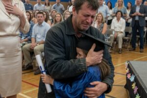 Real Father Returns to His Daughter’s Graduation After 7 Years