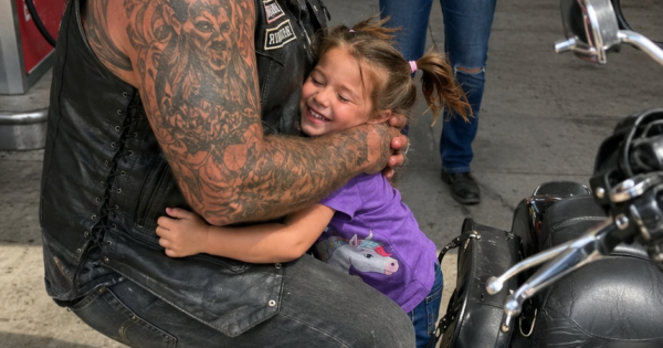 Roadside Bear Hug Reveals A Grieving Father’s Silent Heartbreak